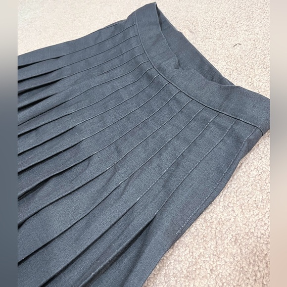 Pleated Schoolgirl Skirt by American Apparel in Light Charcoal size M - Picture 8 of 10